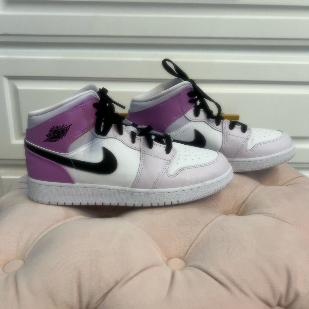 Air Jordan 1 Mid GS ‘Barely Grape’